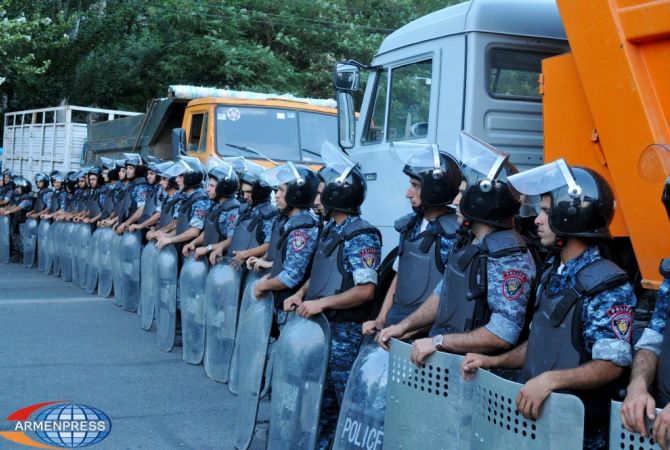 Police urge demonstrators to leave Khorenatsi Street 