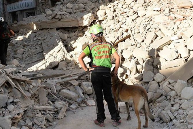 Итальянским пожарным удалось спасти 215 человек в зоне землетрясения

