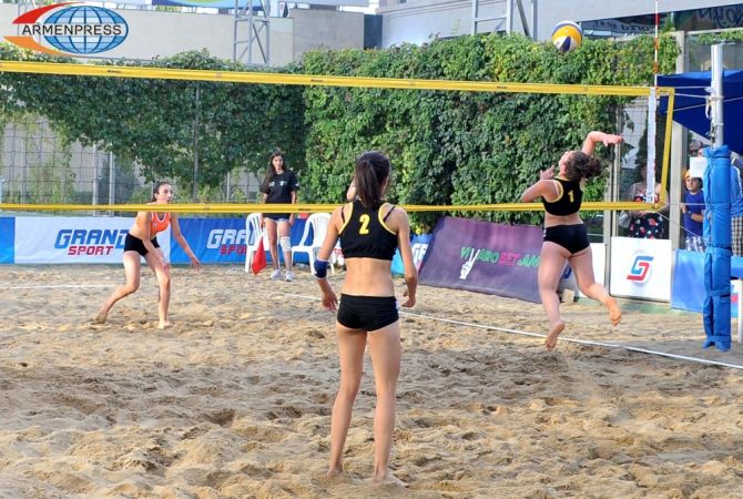 Сборная Армении по пляжному волейболу среди женщин в возрасте до 22 лет начала 
состязания на первенстве Европы