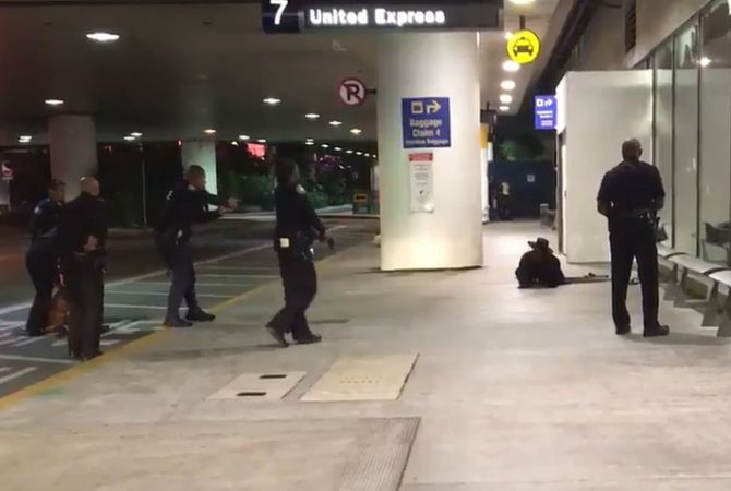 В аэропорту Лос-Анджелеса задержали человека в костюме Зорро