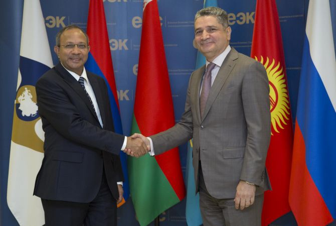 Председатель Коллегии ЕЭК Тигран Саркисян встретился с послом Индии в РФ Панкаджом 
Сараном