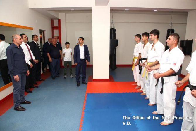 Бако Саакян принял участие в торжественной церемонии открытия нового спортзала в 
Степанакерте 