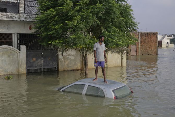 India Ganges floods 'break previous records'