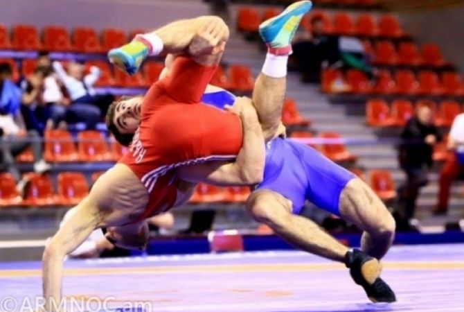 Wrestler Sergey Simonyan defeats Italy’s Giovanni Fren at World Junior Championship
