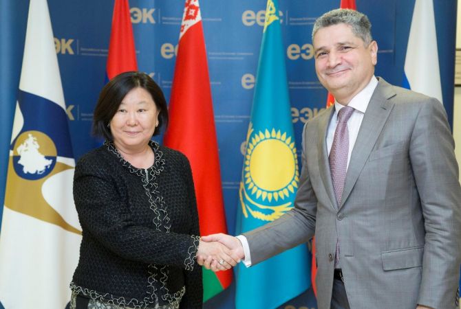 EEC’s Tigran Sargsyan holds meeting with Ambassador of Mongolia to Russia