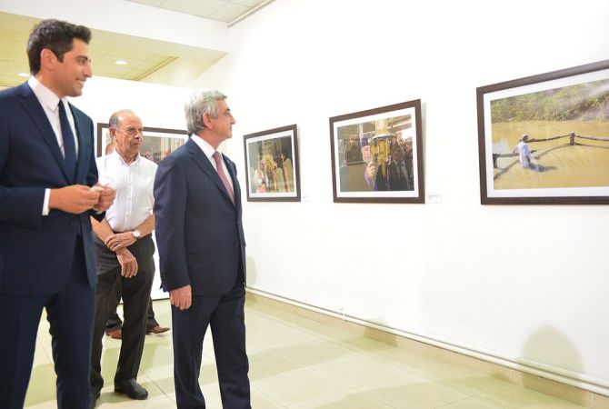 Президент Армении посетил выставку Давида Акопяна