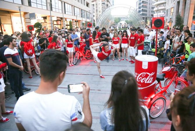 «Կոկա-Կոլա Հելլենիկ Արմենիա» ընկերությունն ամռանը տոնական տրամադրություն է 
պարգևել երևանցիներին