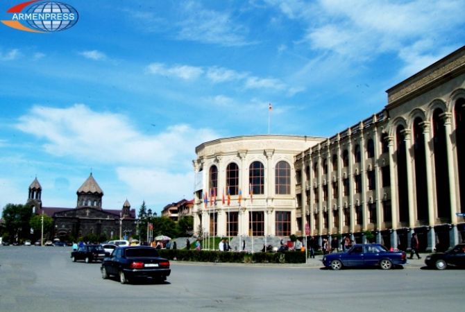 Отменены предстоящие на площади возрождения в городе Гюмри праздничные 
мероприятия, посвященные 25-летию независимости Армении 
