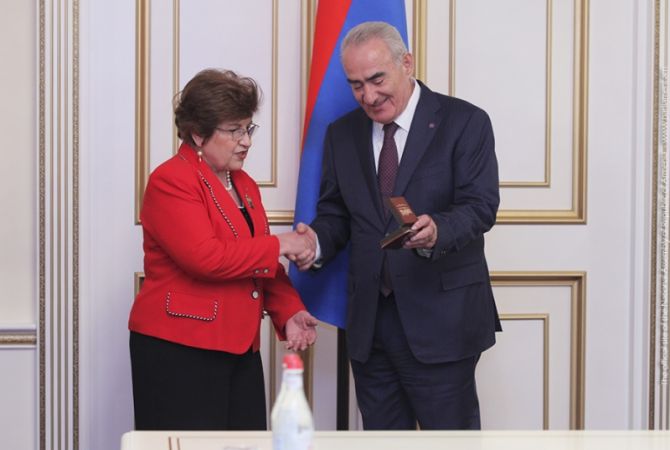 Председатель Национального Собрания Армении наградил армянскую 
благотворительницу Риту Палян
