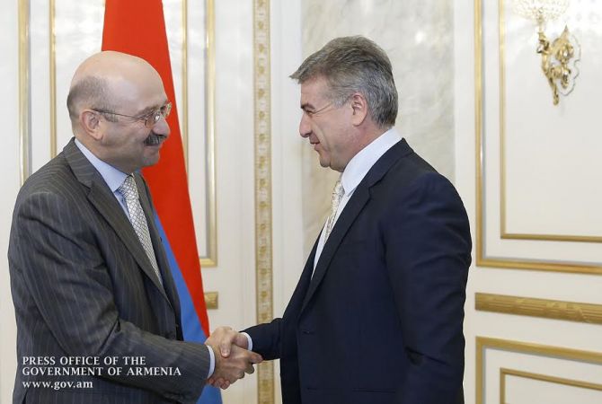 Премьер-министр Армении Карен Карапетян принял председателя правления банка ВТБ 24 
Михаила Задорнова