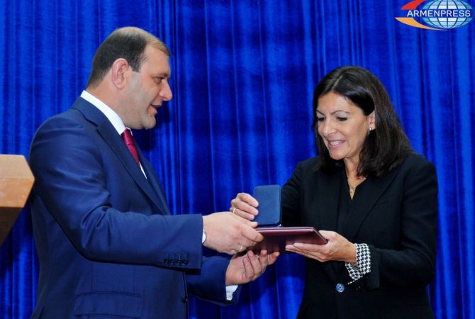 Мэр Парижа  Анн Идальго награждена золотой  медалью мэра Еревана
