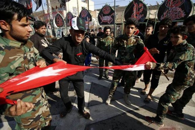 المتظاهرون في العراق يمزقون العلم التركي 