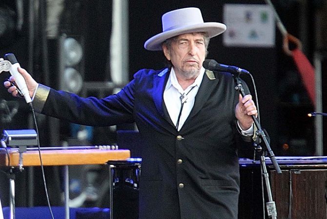 Nobel panel gives up trying to reach Bob Dylan - The Guardian