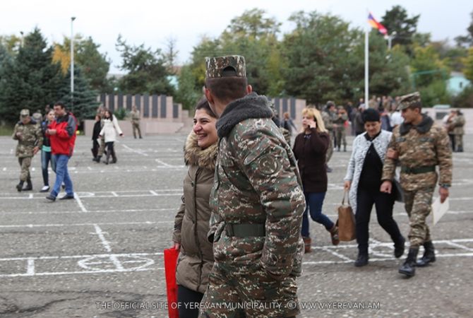 Около 1200 проживающих в Ереване родителей встретились со своими сыновьями, 
служащими в приграничных воинской частях