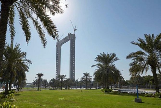 В Дубае завершена работа над самой большой в мире "фоторамкой"