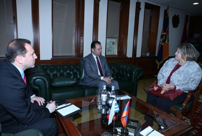 Министр обороны Армении принял посла Греции