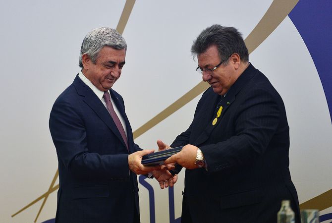 Президент Армении Серж Саргсян наградил президента Всемирной конфедерации 
ювелиров CIBJO Медалью признательности