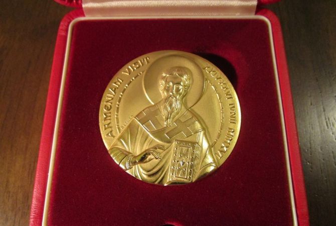 Pope Francis sends medal to Armenian craftsman