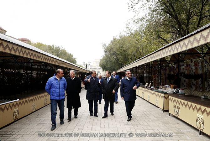 Мэр Еревана ознакомился с ходом работ второго этапа программы по реконструкции 
«Вернисажа» 