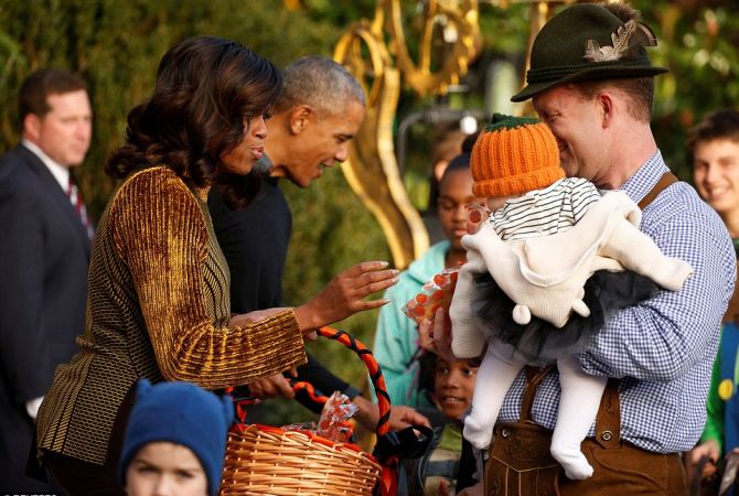 Obamas hand out treats at White House for Halloween