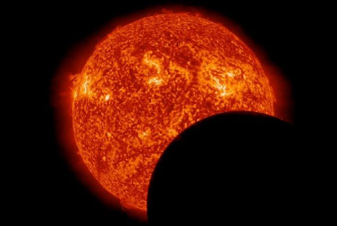 НАСА показало транзит Луны по диску Солнца