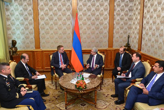 Президент Армении Серж Саргсян принял заместителя помощника министра обороны 
США Майкла Карпентера
