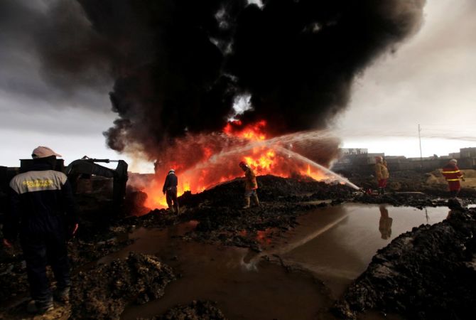 Боевики ИГ подожгли 19 нефтяных скважин при отходе из Мосула