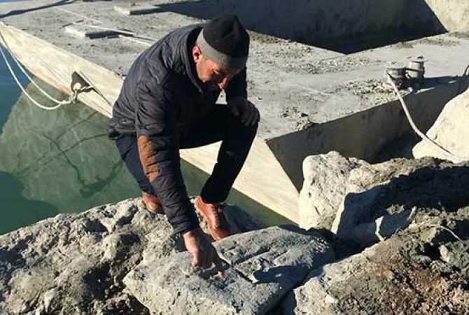 أحجار صلبان أرمنية(خاتشكار) تُكتشف من قاع بحيرة فان بتركيا -صور-
