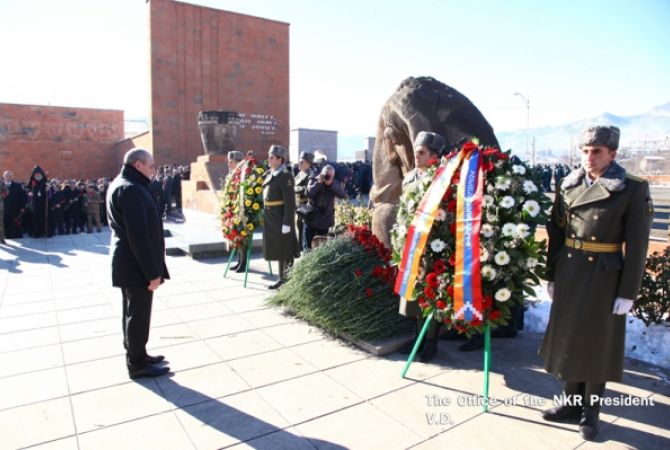 Президент НКР возложил венок к памятнику безвинным жертвам Спитакского 
землетрясения