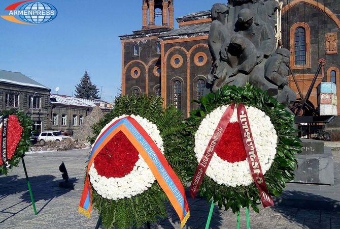 Գյումրիում, Վանաձորում և Սպիտակում ՀՀ Նախագահի անունից ծաղկեպասակներ են դրվել 
զոհերի հիշատակին