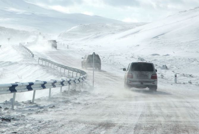 Blizzard along Berd-Tchambarak highway, Vardenyats Pass