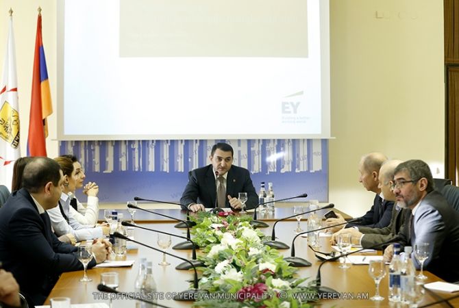 В мэрии Еревана состоялись общественные слушания программы “Зеленый город”