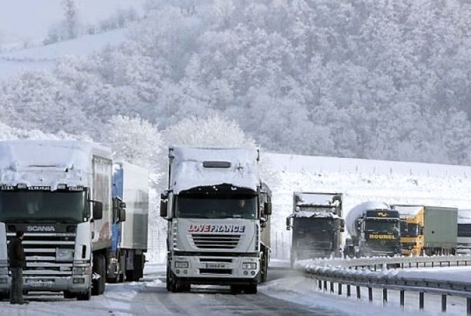 Дорога  Степанцминда-Ларс закрыта для грузовых автомобилей по причине гололеда