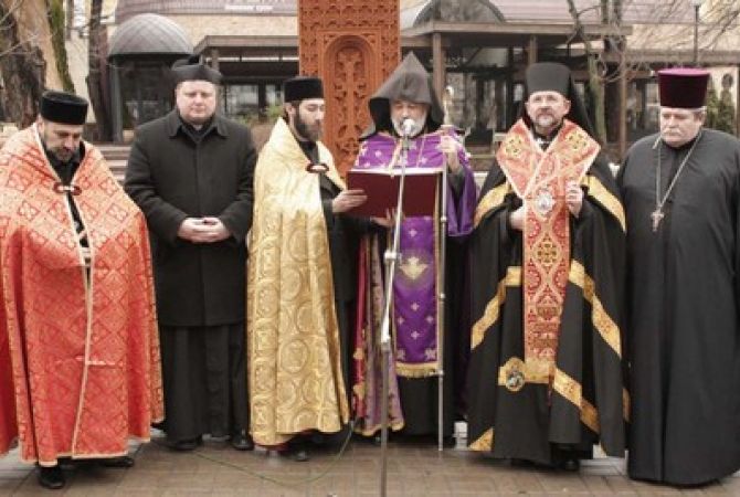 В центре Киева открыли армянский хачкар