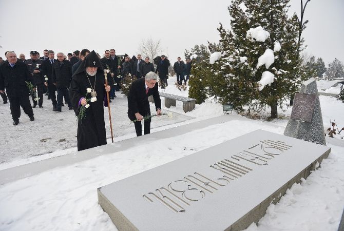 الرئيس سركيسيان وكاثوليكوس عموم الأرمن كاريكين الثاني يزوران مقبرة الشهداء 
