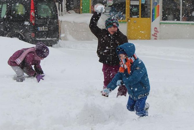 В Стамбуле выпал небывалый снег: занятия в учебных заведениях прекращены