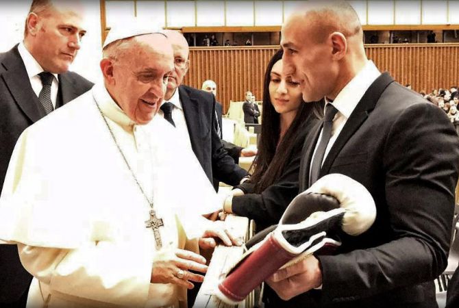 Pope Francis, ex-boxing champ Arthur Abraham meet in Rome 