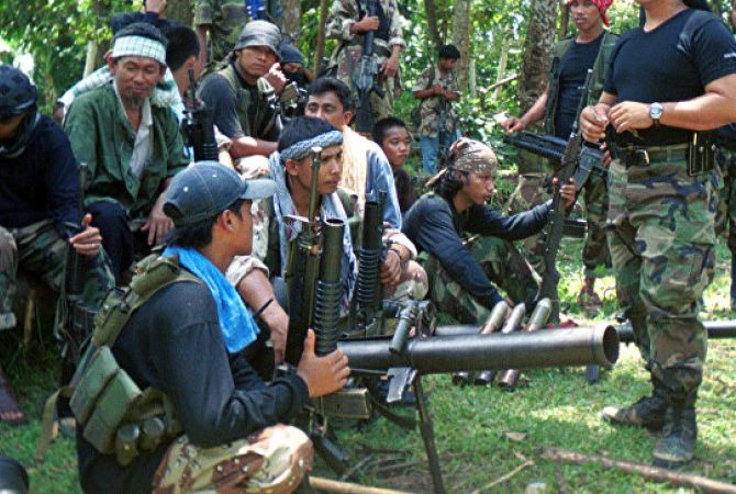 Philippine Islamist militants free two captives from cargo ship