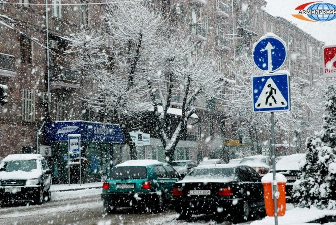 На дорогах Масиса и Баграмяна идет снег