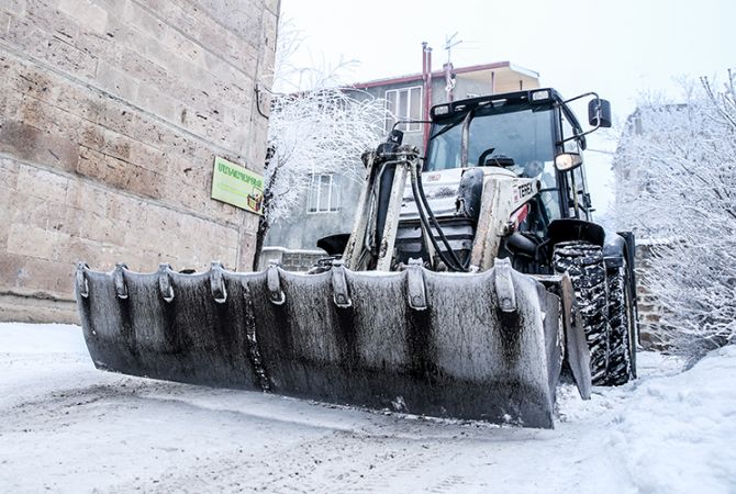 Поручено в усиленном режиме продолжить работы по уборке снега во дворах и на 
тротуарах Еревана

