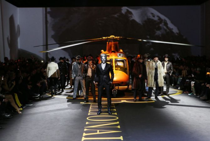 На показе Billionaire на подиум выставили золоченый вертолет