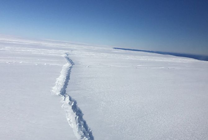 Гигантскую трещину в Антарктиде показали на видео