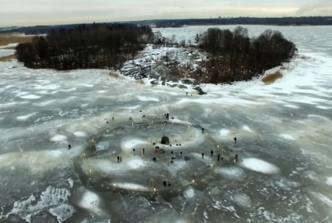 В Финляндии создали 200-тонную карусель из льдины