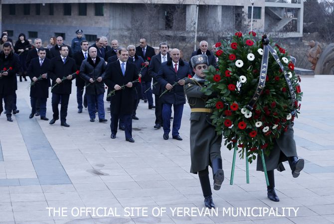 Мэр Еревана воздал дань уважения памяти жертв Великой Отечественной войны и 
освободительной борьбы за свободу НКР