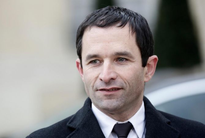 Экс-министр Франции Амон победил на итоговых дебатах праймериз от "левых"