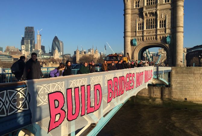 Противники Трампа провели акцию на Тауэрском мосту в Лондоне