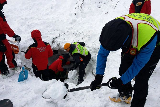 Спасатели в Италии обнаружили уже восемь выживших в накрытом снегом отеле