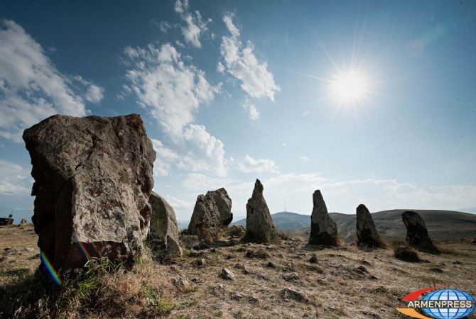 سوار من الزجاج اكتشف أثناء الحفريات الأثرية في موقع زوراتس كارير بأرمينيا- الذي يعود للعصر الحديدي -