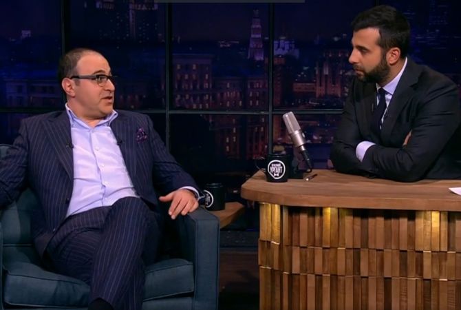 Evening Urgant talk show guest Garik Martirosyan waves Armenian flag, talks about Mkhitaryan 
and Tankian