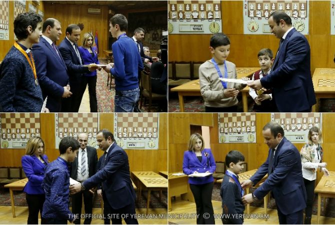 Мэр Еревана Тарон Маргарян вручил награды победителям юношеского первенства 
Еревана по шахматам